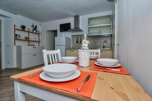 奥尔贝泰洛B&B Sea and Garden的厨房配有带碗和盘子的桌子