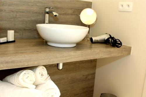 伊普尔B&B Laurus的浴室配有带水槽和毛巾的台面