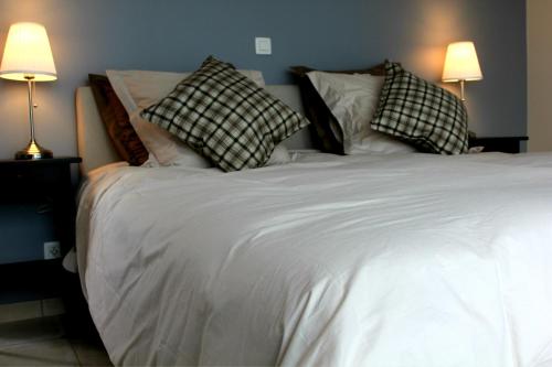 伊普尔B&B Laurus的一张带两个枕头的大白色床