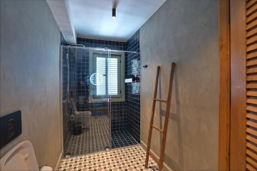 锡德Carpe Diem Boutique Hotel - Adults Only的带淋浴、水槽和卫生间的浴室