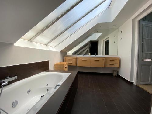 福龙河畔拉罗什Elegant Duplex de Haut Standing de 230m2的一间带大浴缸和天窗的浴室