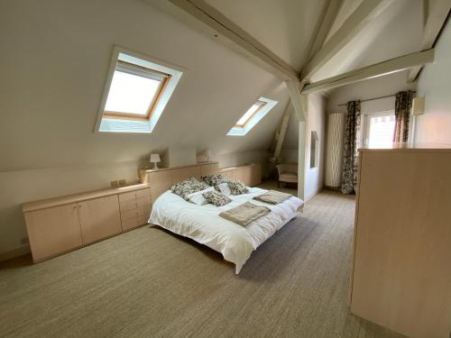 Elegant Duplex de Haut Standing de 230m2客房内的一张或多张床位