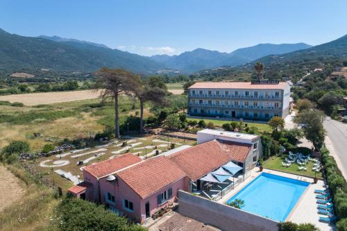 普罗普里亚诺奥库迪斯奥雷酒店的享有大楼和游泳池的空中景致