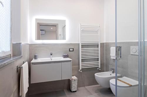 利多迪卡马约雷Versilia Residence - Colombo的一间带水槽、卫生间和镜子的浴室