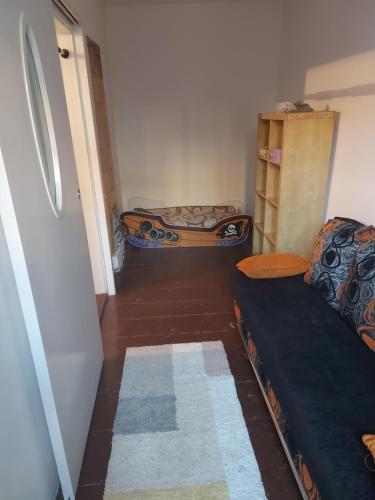 托伦Kamienica Toruń的走廊上设有两张床