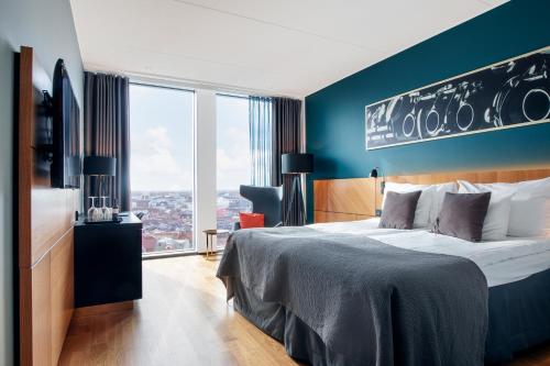 马尔默Clarion Hotel Malmö Live的酒店客房设有一张床和一个大窗户
