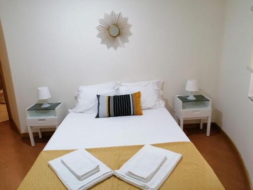 加亚新城Portus Ribeira House的一间卧室配有白色床和2个床头柜