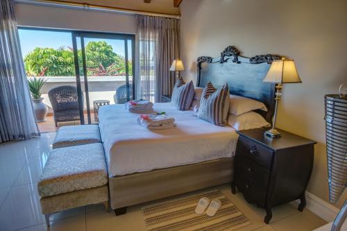 阿曼济姆托蒂精品景观水疗度假酒店的一间带大床的卧室和一个阳台