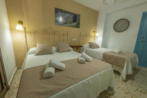 ArbunielCasa El Forestal的一间卧室配有两张带毛巾的床