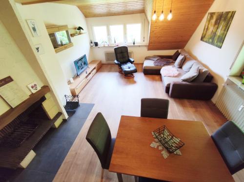 EnnerbachBlack Forest Living - Todtnauberg的享有带桌子和沙发的客厅的顶部景色。