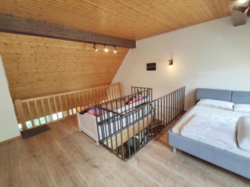 EnnerbachBlack Forest Living - Todtnauberg的一间卧室配有一张床、一张婴儿床和一张沙发。