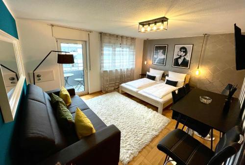 弗莱堡Design Apartment Vendome的客厅配有沙发和1张床