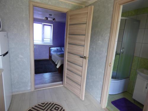 PulʼmoПриватна Садиба "У Оксани"的浴室设有通往卧室的门。