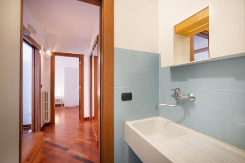 滨海波利尼亚诺WePuglia - Casa sul Ponte的浴室设有白色水槽和镜子