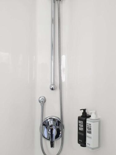 西布勒圣让德吕兹锡布尔宜必思酒店的浴室水槽设有淋浴喷头和肥皂机