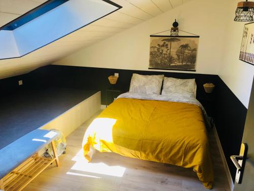 坎佩尔雷Le Ristouar Spa forêt et mer的阁楼卧室配有黄色的床
