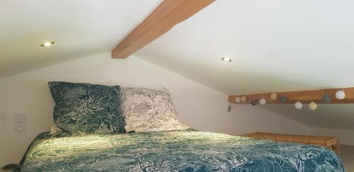 Cottage Combet Gîte Climatisé avec Jacuzzi客房内的一张或多张床位