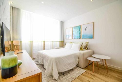 阿玛考德佩拉Timeless Beach II Apartment的一间卧室配有一张床和一张沙发