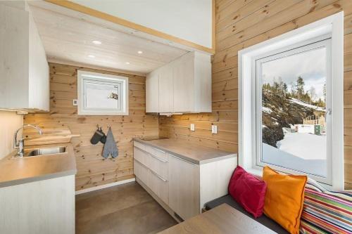 GiljaneTiny mountain cabin with a panoramic view的一个带水槽和窗户的小厨房