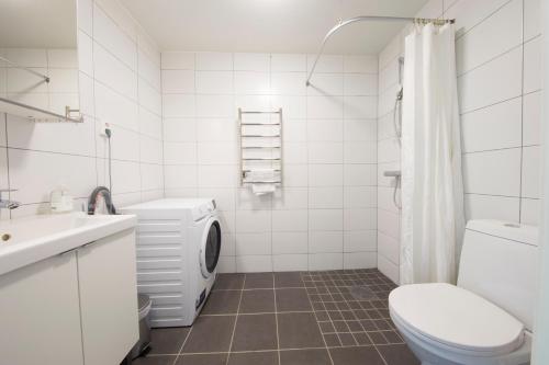 索伦蒂纳Continental Apartment Hotel Sollentuna的白色的浴室设有卫生间和水槽。