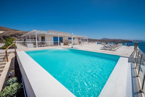 PájaraEtti Paradise - Suite Oceano的一座带游泳池和大海的别墅
