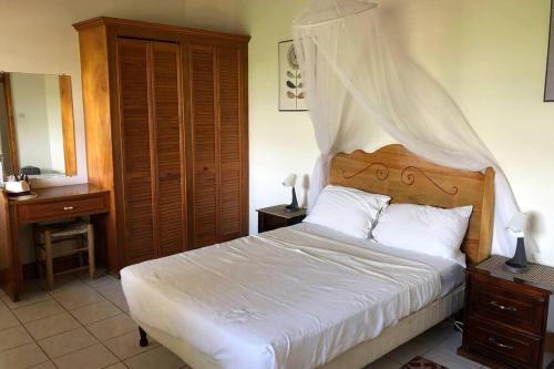 格罗斯岛Delightful 4bed modern villa with WiFI的卧室配有白色的床和木制床头板