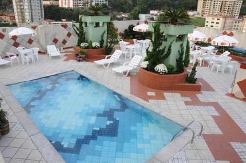 塞拉内格拉塞拉内格拉帕拉迪阿姆酒店的建筑物屋顶上的游泳池