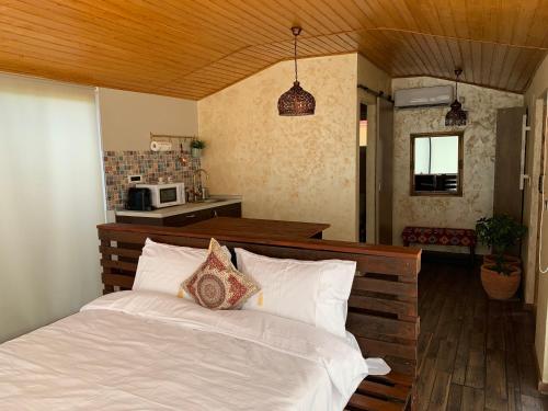 阿吉贾乡TU&YA Cabins的一间带白色床的卧室和一间厨房