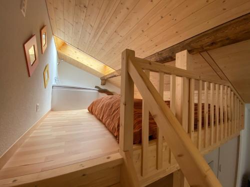 WilerSunnu-Loft的一张位于房间中的带楼梯的阁楼床