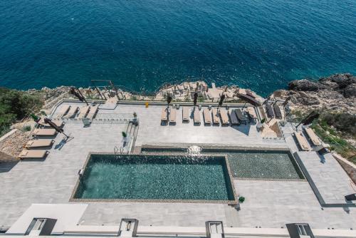 巴尔Dollaku Apartments的享有海洋旁游泳池的空中景致