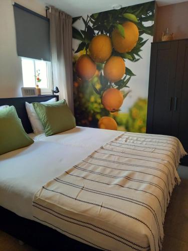 德尔纳Os Mundos的一间卧室配有一张橙色绘画床