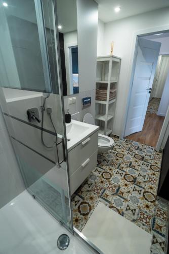 斯克拉斯卡波伦巴Apartament Staniszewski的带淋浴、盥洗盆和卫生间的浴室