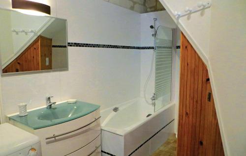 希农帕里利度假别墅的一间带水槽、浴缸和镜子的浴室