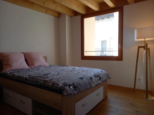 洛索内LA TICINELLA的一间卧室设有一张床和一个窗口