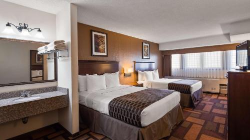 吉列贝斯特韦斯特陶尔西小屋酒店的酒店客房设有两张床和盥洗盆
