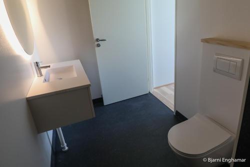 SkálavíkMølin Guesthouse的浴室配有白色水槽和卫生间。
