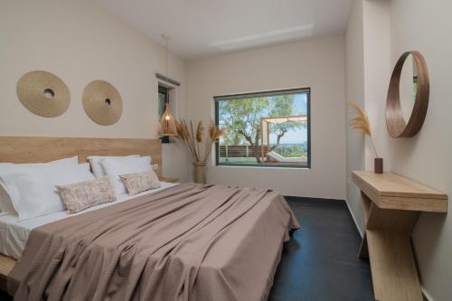 蒂锡利维Villa Plumeria的一间卧室设有一张大床和一个窗户。