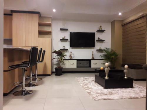 昆卡Moderno departamento 3B en Condominio La Victoria的客厅设有壁挂式平面电视。