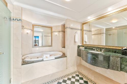 黄金海岸Imperial Hotel Gold Coast的一间带浴缸和大镜子的浴室