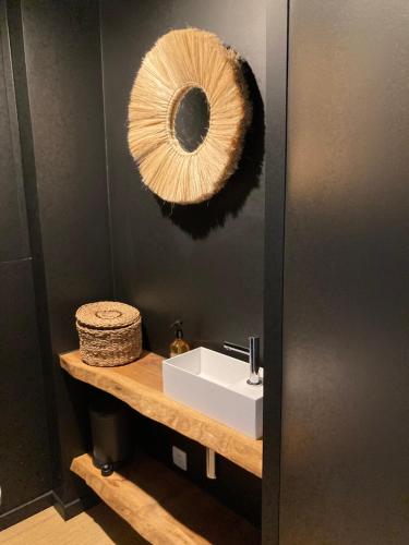 克诺克－海斯特Semarane的浴室设有水槽和墙上的镜子