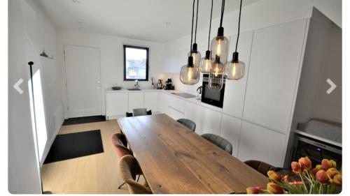 克诺克－海斯特Semarane的厨房里设有1间带木桌的用餐室