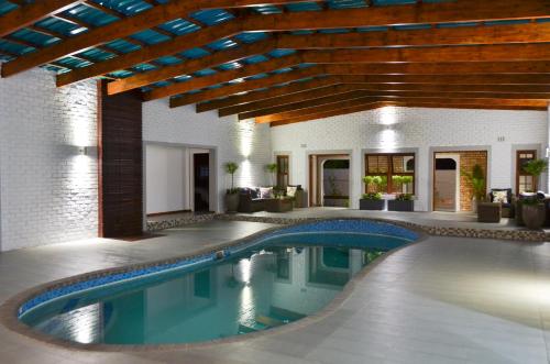 威特班克雅拉雅拉精品酒店 的房屋中间的游泳池