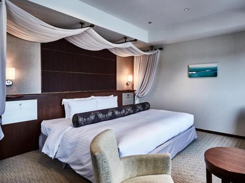 The New Hotel Kumamoto -DLIGHT LIFE & HOTELS-客房内的一张或多张床位