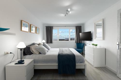 瓜蒂萨Casa Salinas del Mar的白色的卧室设有床和窗户