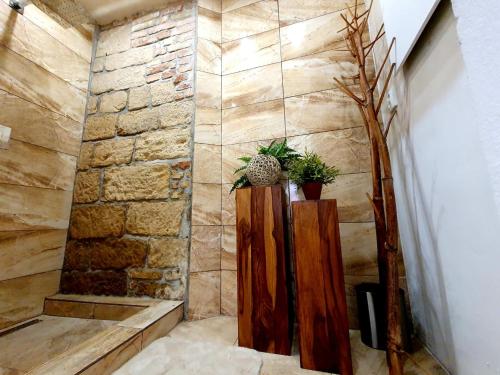 赫任斯科Hřensko32的浴室设有石墙和木制隔板