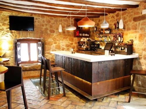 MuesHotel Rural LATORRIÉN DE ANE的一间酒吧,在房间内配有柜台和椅子