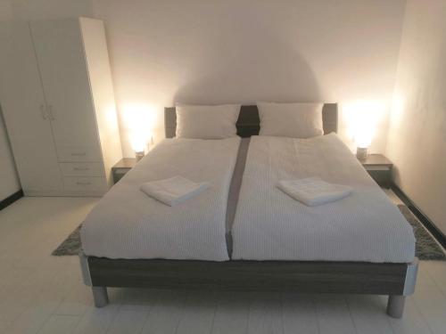 SMART GuestHouse客房内的一张或多张床位