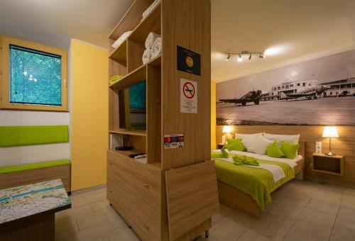 布达佩斯城堡公寓的一间卧室设有一张床和一个书架