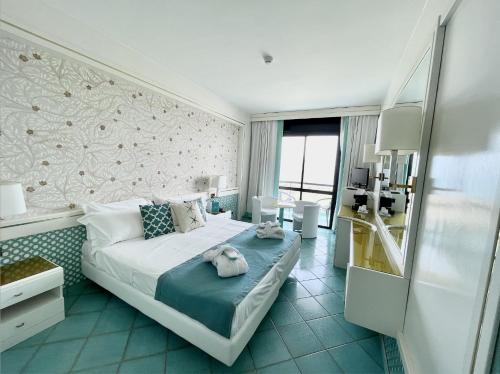 玛格丽塔萨沃亚特尔梅大酒店的酒店客房配有一张床铺和一张桌子。