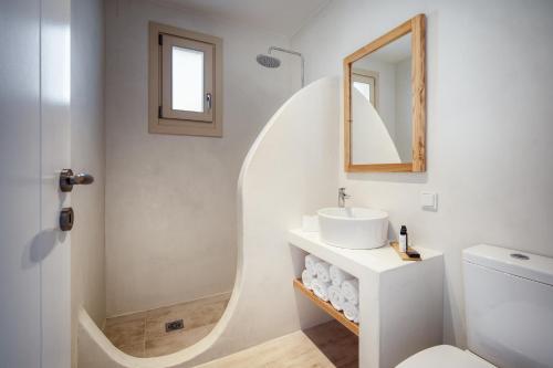 塞里福斯Shizen Houses的白色的浴室设有水槽和镜子